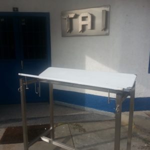 Mesa de cirugí­a con sistema de elevación