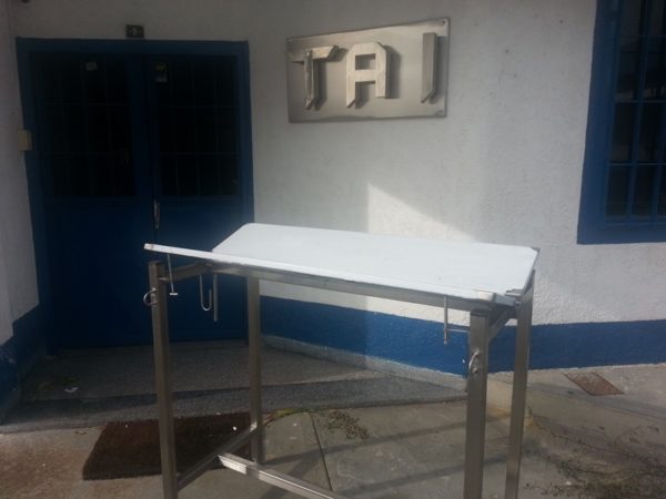 Mesa de cirugí­a con sistema de elevación