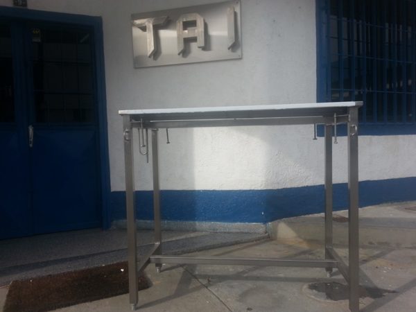 Mesa de cirugí­a con sistema de elevación