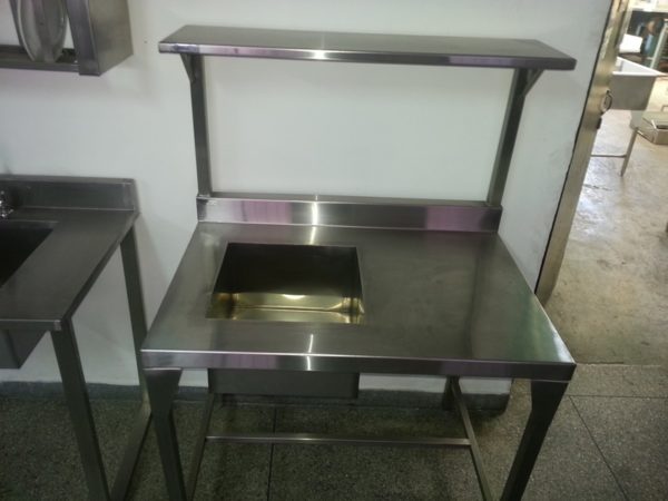 Mesa con tina de lavado tipo isla