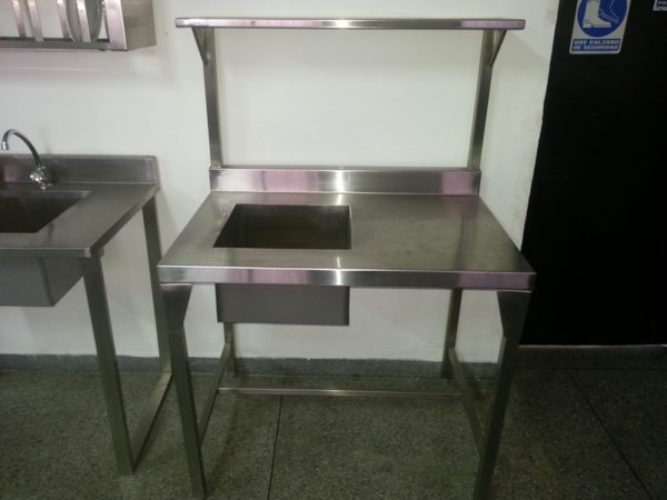 Mesa con tina de lavado tipo isla